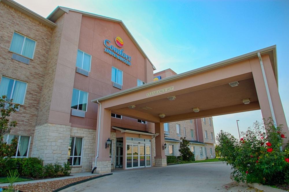 Comfort & Near Lake Lewisville Hotel