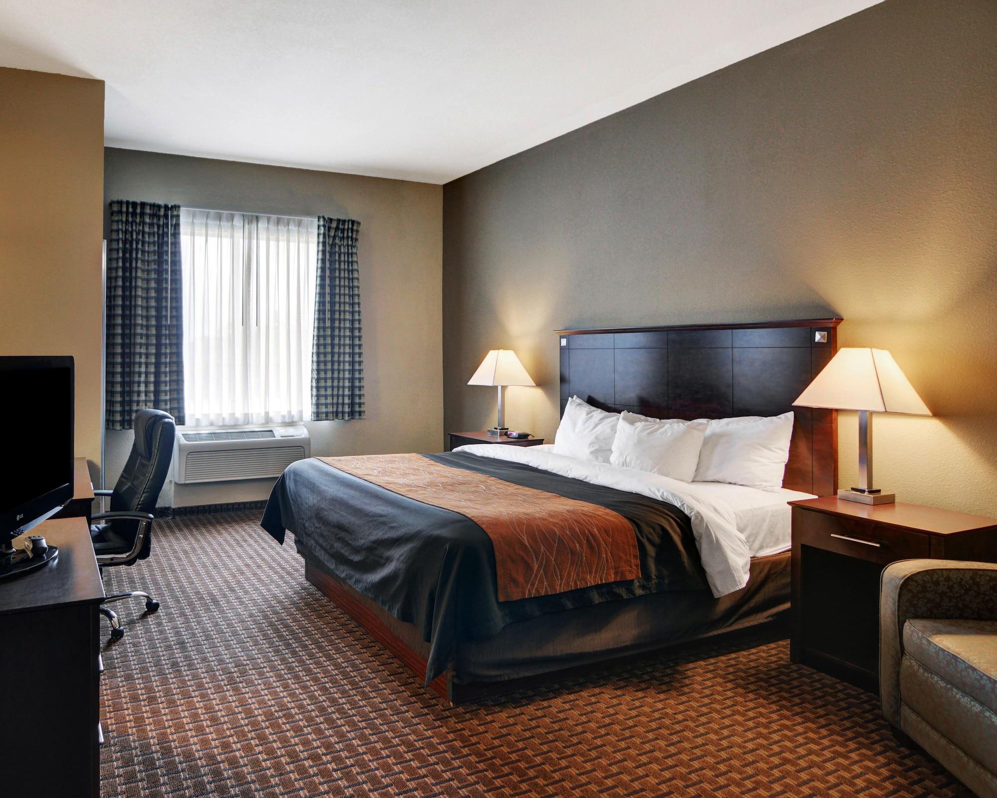 Hotel Comfort & Near Lake Lewisville 3*